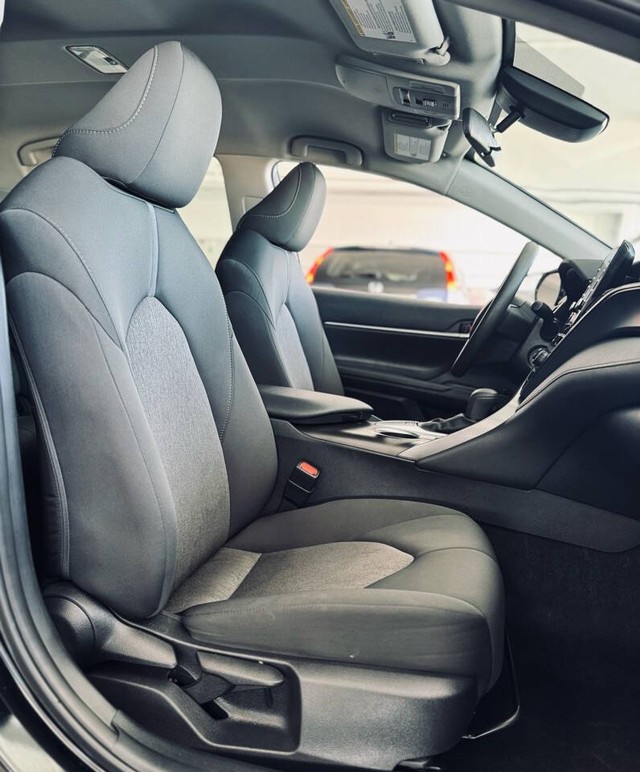 Toyota Camry Vehicle Full-screen Gallery Image 24