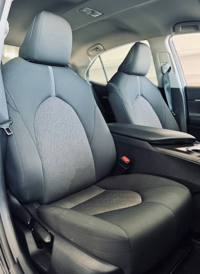 Toyota Camry Vehicle Full-screen Gallery Image 25