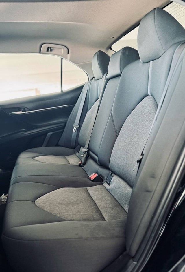 Toyota Camry Vehicle Full-screen Gallery Image 26