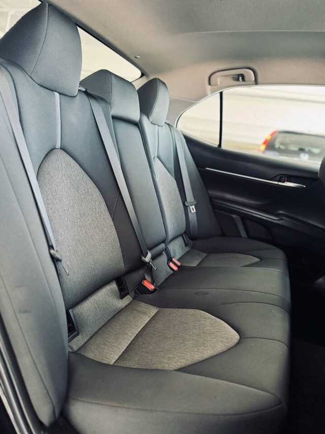 Toyota Camry Vehicle Full-screen Gallery Image 27