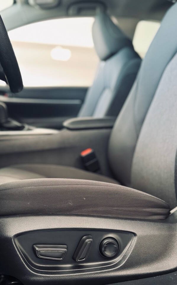 Toyota Camry Vehicle Full-screen Gallery Image 28