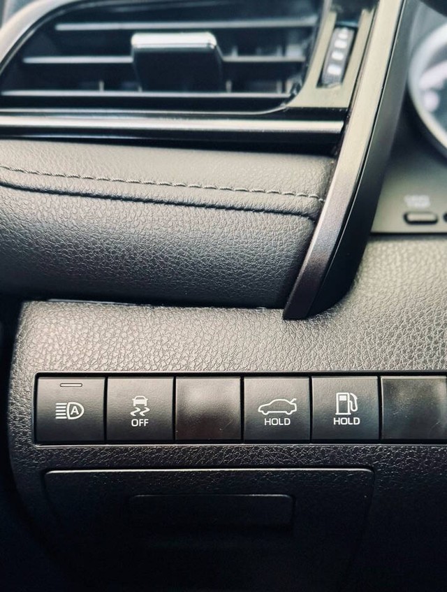 Toyota Camry Vehicle Full-screen Gallery Image 29