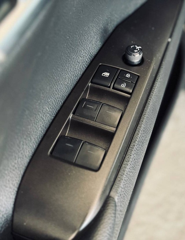 Toyota Camry Vehicle Full-screen Gallery Image 30