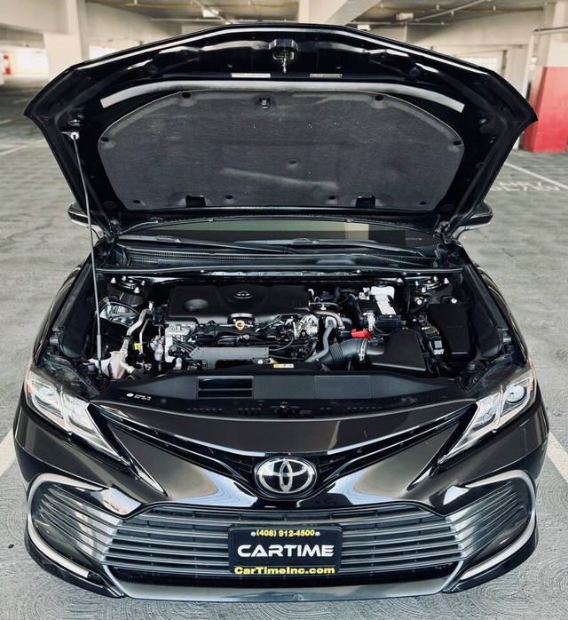 Toyota Camry Vehicle Full-screen Gallery Image 32