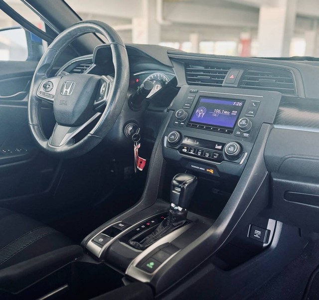 Honda Civic Hatchback Vehicle Full-screen Gallery Image 19