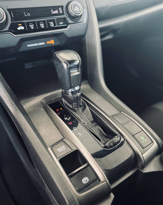 Honda Civic Hatchback Vehicle Full-screen Gallery Image 24