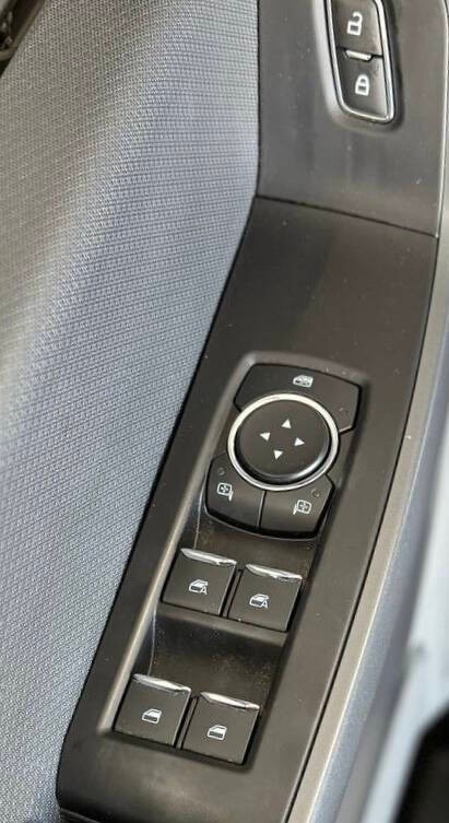 Ford F-150 Vehicle Full-screen Gallery Image 26