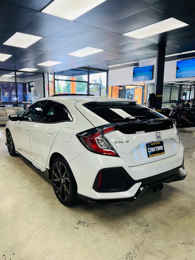 Honda Civic Hatchback Vehicle Full-screen Gallery Image 05