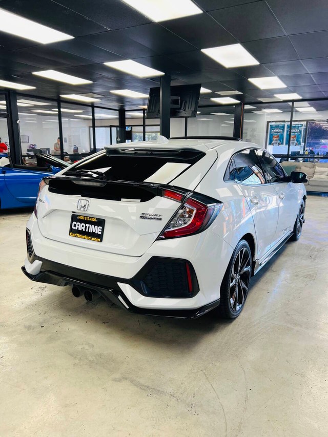 Honda Civic Hatchback Vehicle Full-screen Gallery Image 08