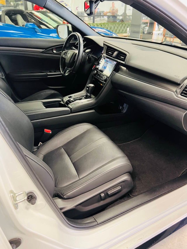 Honda Civic Hatchback Vehicle Full-screen Gallery Image 11