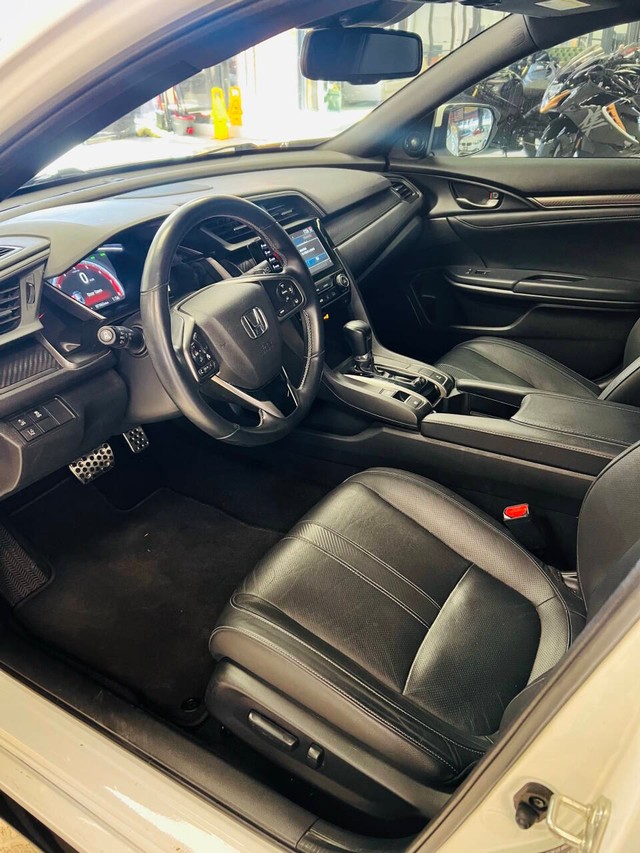 Honda Civic Hatchback Vehicle Full-screen Gallery Image 12