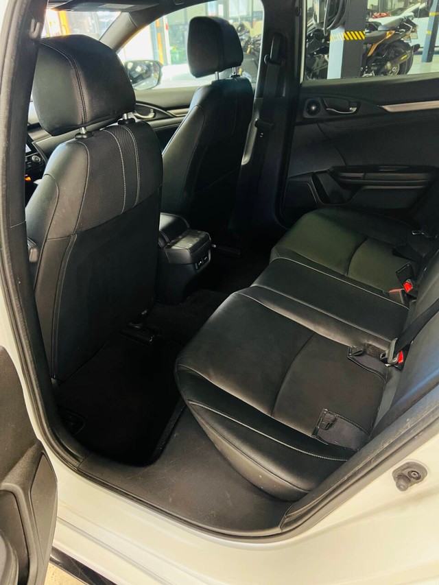 Honda Civic Hatchback Vehicle Full-screen Gallery Image 13