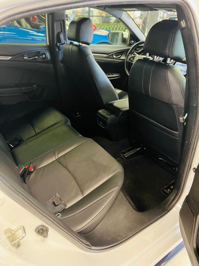 Honda Civic Hatchback Vehicle Full-screen Gallery Image 14