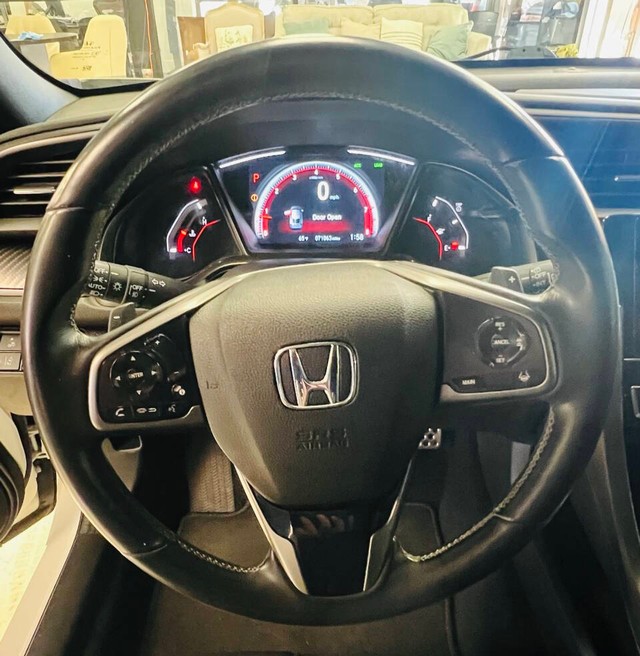 Honda Civic Hatchback Vehicle Full-screen Gallery Image 16