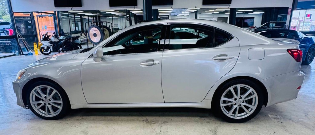 Lexus IS 250 Vehicle Full-screen Gallery Image 03