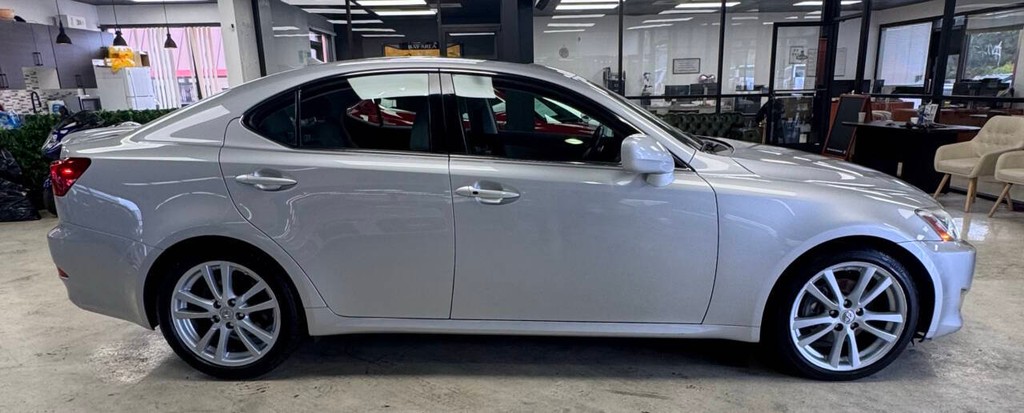 Lexus IS 250 Vehicle Full-screen Gallery Image 04