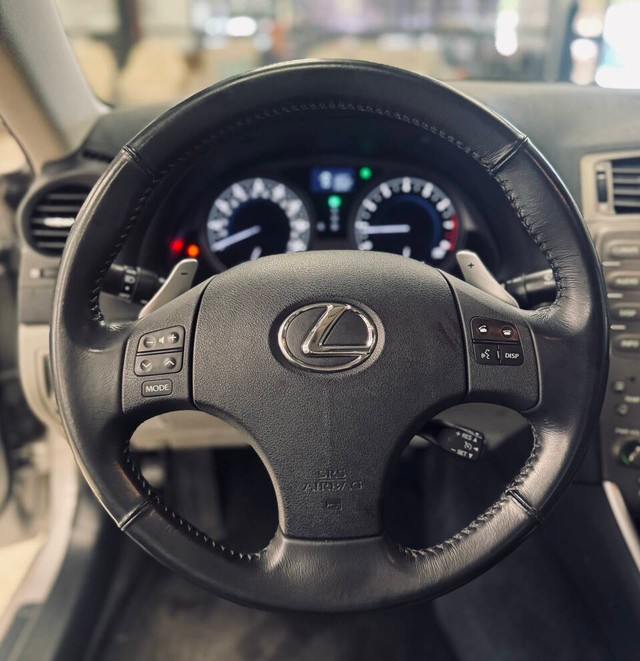 Lexus IS 250 Vehicle Full-screen Gallery Image 10