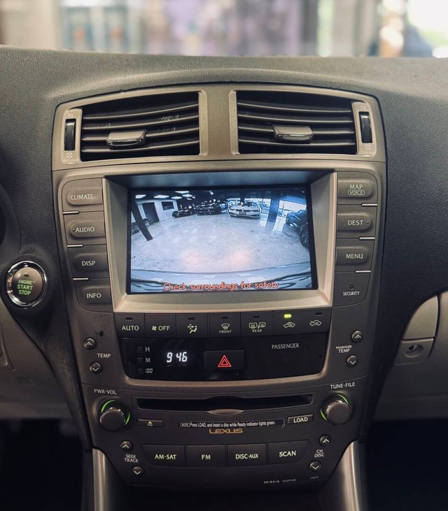 Lexus IS 250 Vehicle Full-screen Gallery Image 11