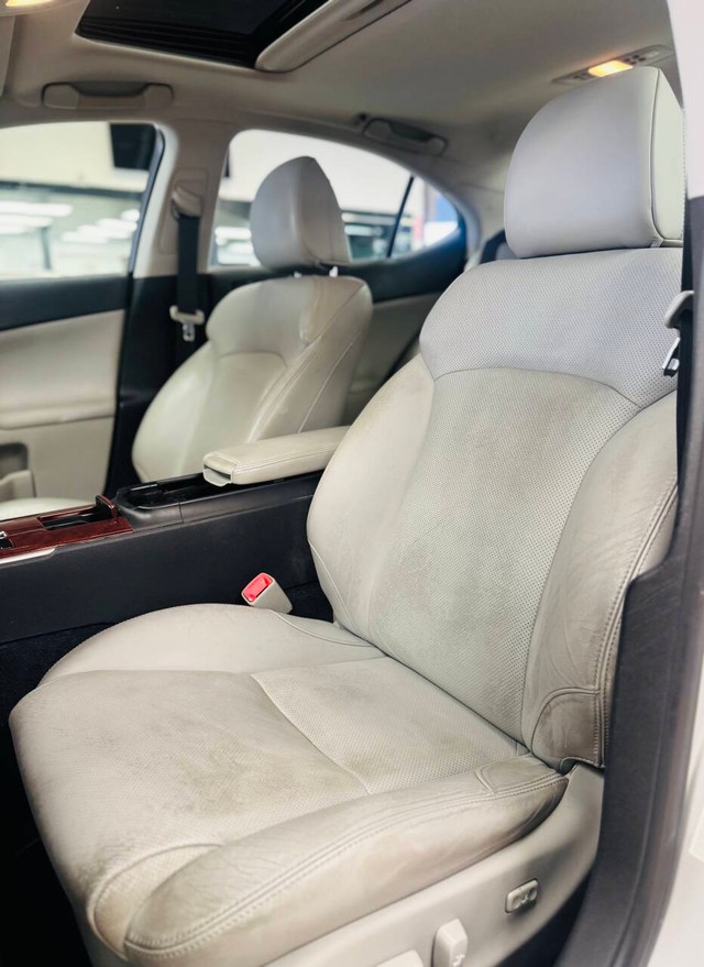 Lexus IS 250 Vehicle Full-screen Gallery Image 12