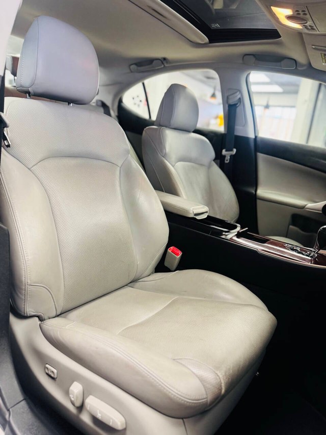 Lexus IS 250 Vehicle Full-screen Gallery Image 13