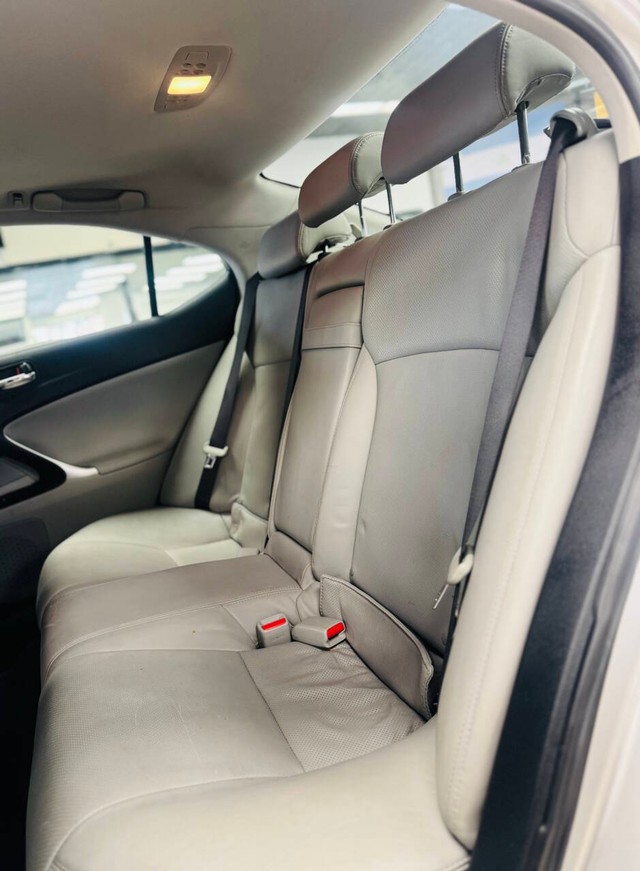 Lexus IS 250 Vehicle Full-screen Gallery Image 14