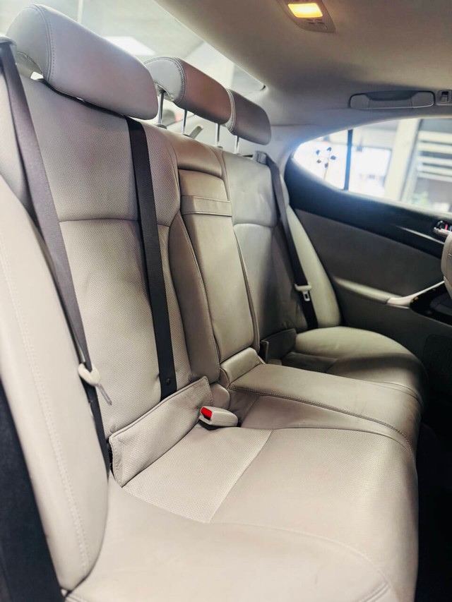 Lexus IS 250 Vehicle Full-screen Gallery Image 15