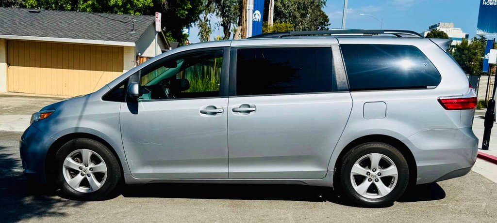 Toyota Sienna Vehicle Full-screen Gallery Image 04