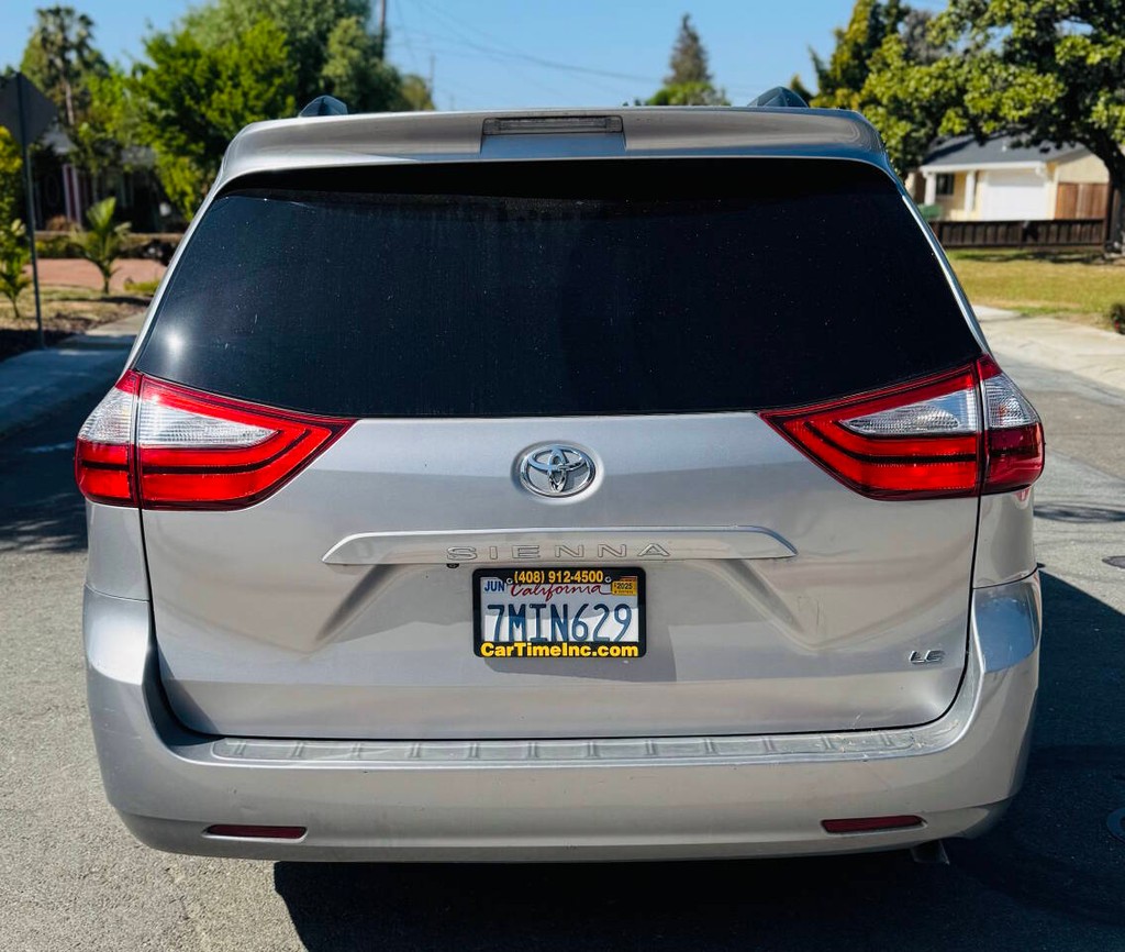 Toyota Sienna Vehicle Full-screen Gallery Image 07