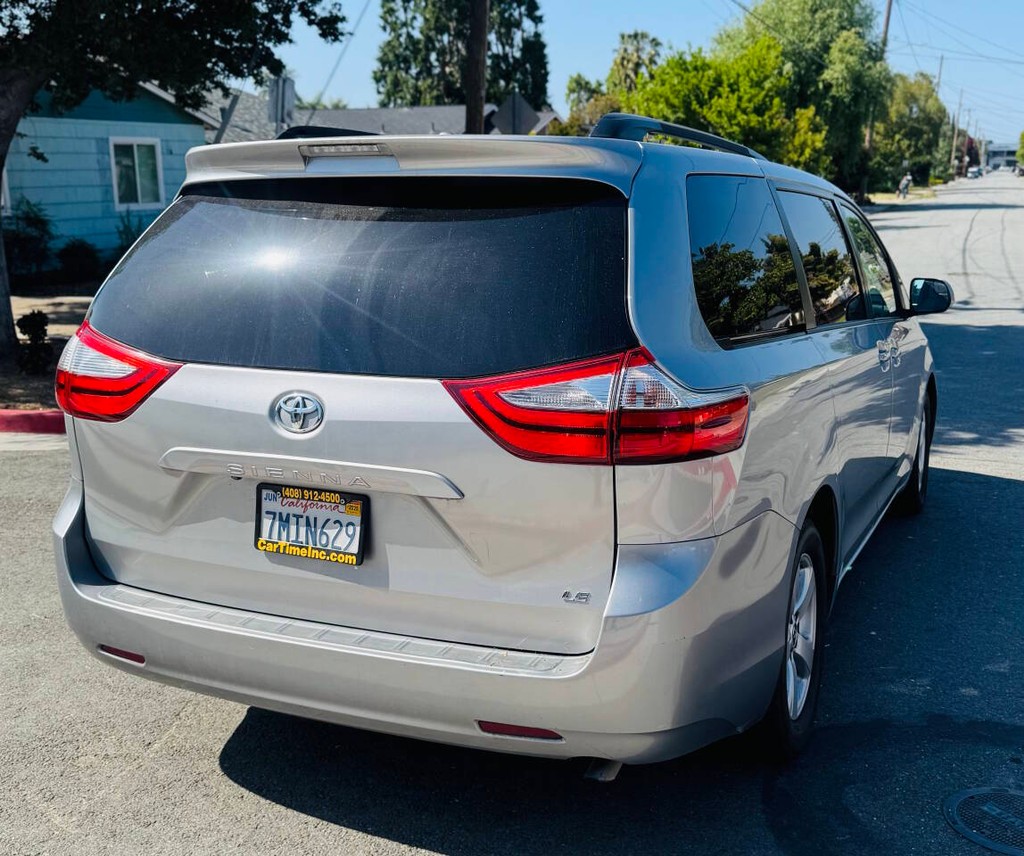 Toyota Sienna Vehicle Full-screen Gallery Image 08