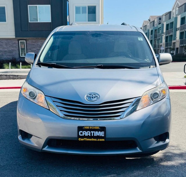 Toyota Sienna Vehicle Full-screen Gallery Image 02