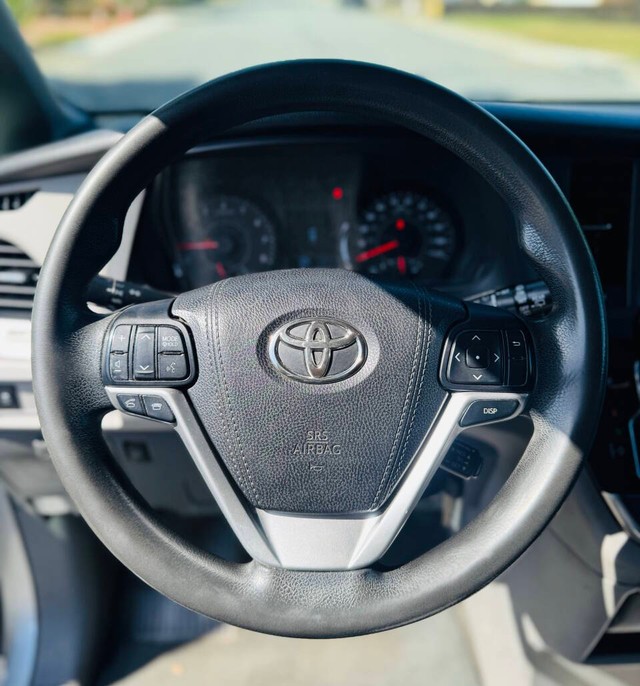 Toyota Sienna Vehicle Full-screen Gallery Image 09