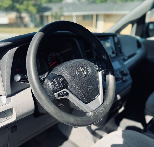 Toyota Sienna Vehicle Full-screen Gallery Image 10