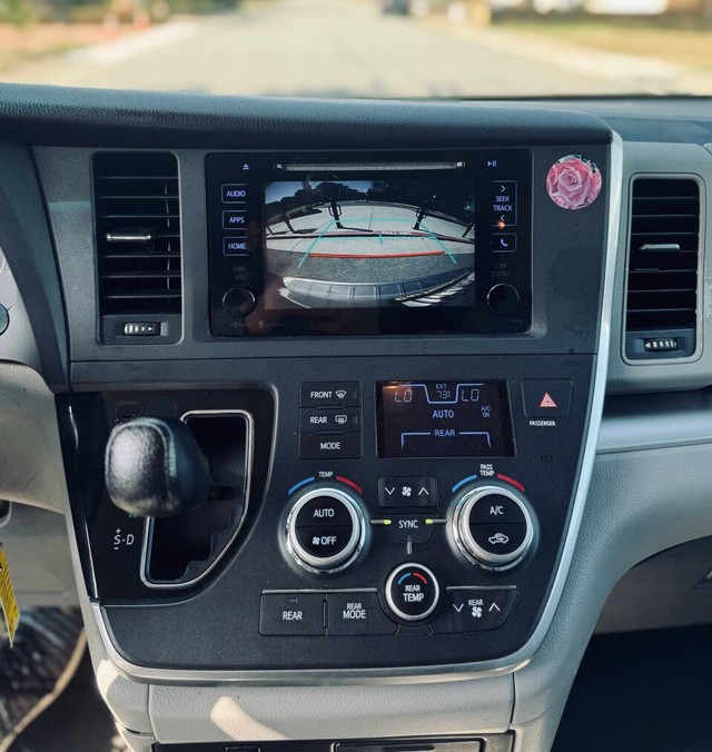 Toyota Sienna Vehicle Full-screen Gallery Image 11