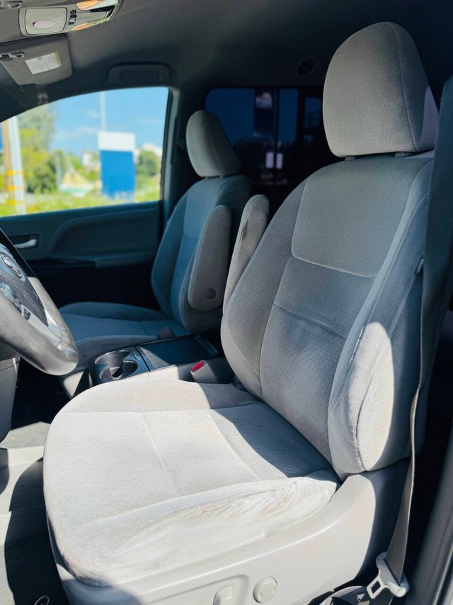 Toyota Sienna Vehicle Full-screen Gallery Image 12