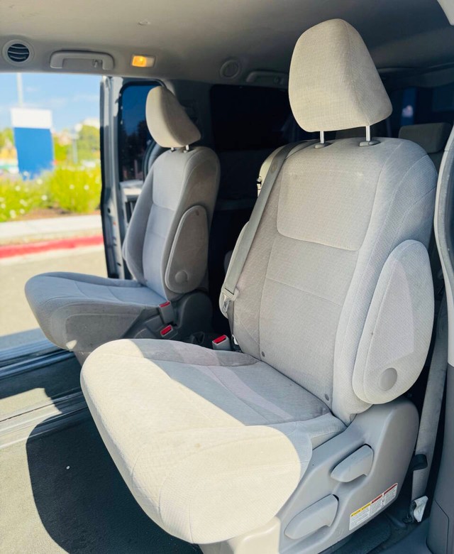Toyota Sienna Vehicle Full-screen Gallery Image 14