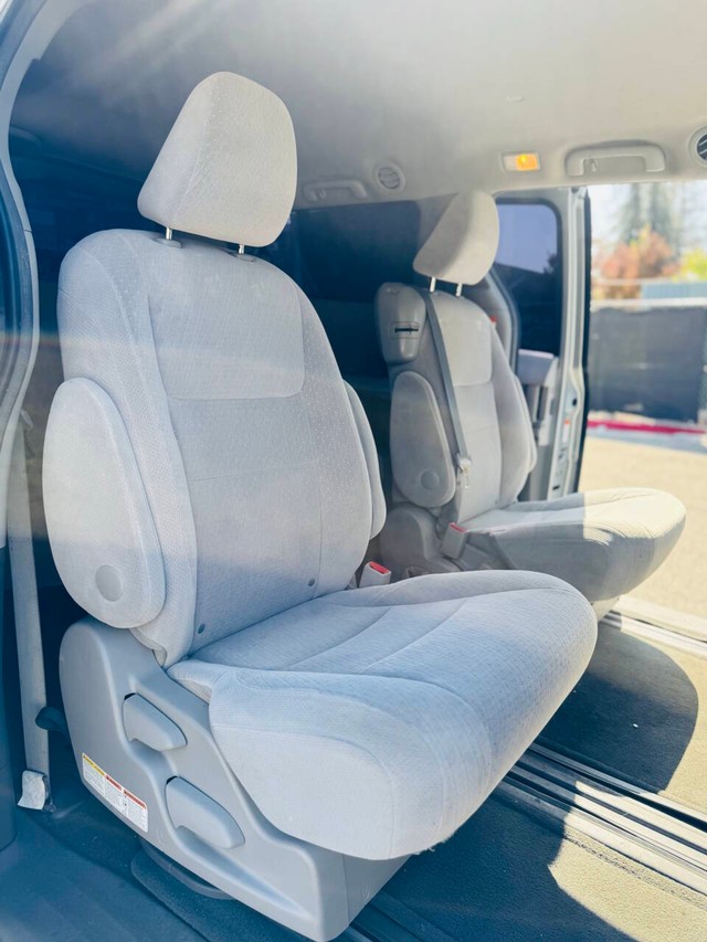 Toyota Sienna Vehicle Full-screen Gallery Image 15