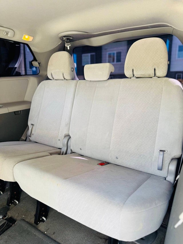 Toyota Sienna Vehicle Full-screen Gallery Image 16