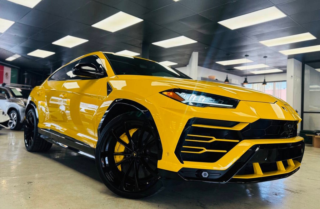 Lamborghini Urus Vehicle Full-screen Gallery Image 02
