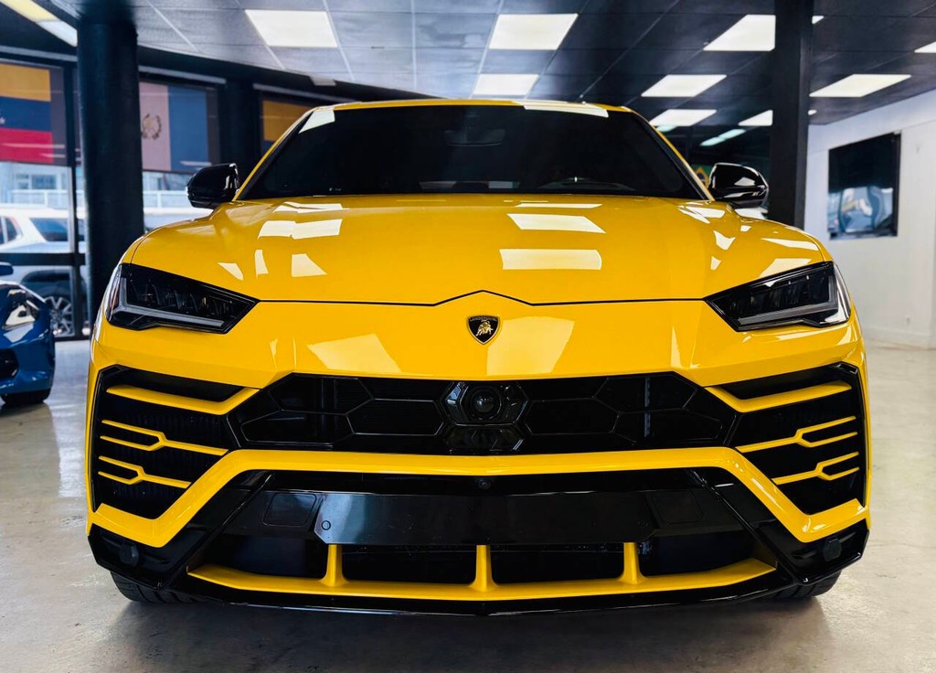 Lamborghini Urus Vehicle Full-screen Gallery Image 03