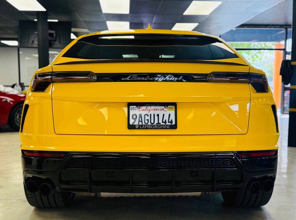 Lamborghini Urus Vehicle Full-screen Gallery Image 04