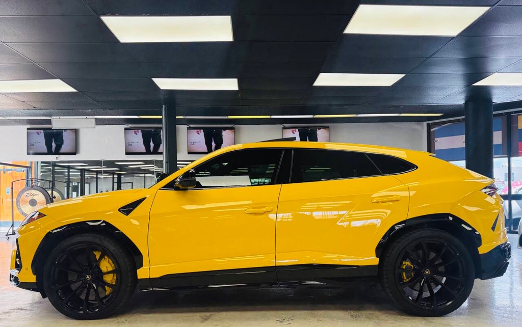 Lamborghini Urus Vehicle Full-screen Gallery Image 05