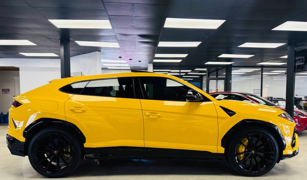 Lamborghini Urus Vehicle Full-screen Gallery Image 06