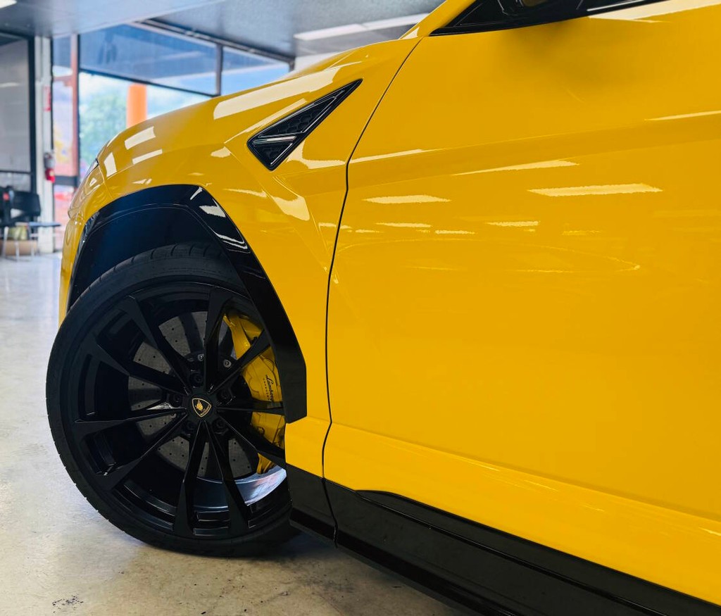 Lamborghini Urus Vehicle Full-screen Gallery Image 07