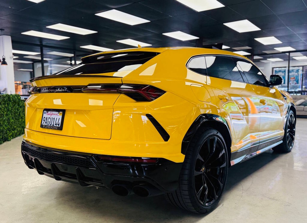 Lamborghini Urus Vehicle Full-screen Gallery Image 09