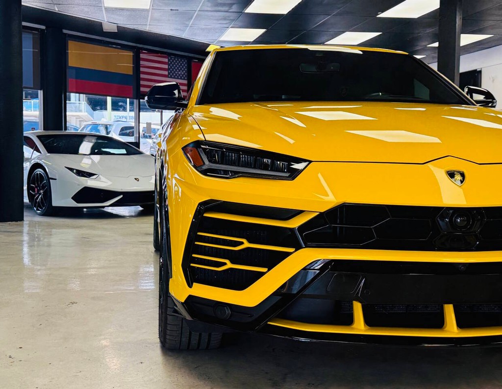 Lamborghini Urus Vehicle Full-screen Gallery Image 11