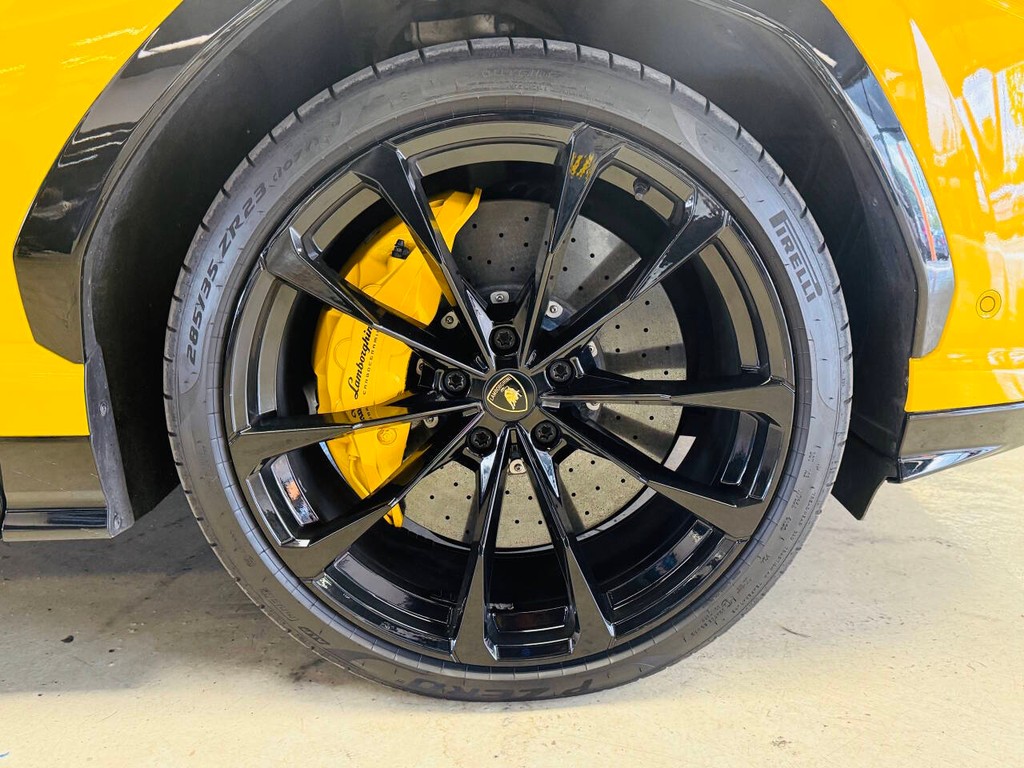 Lamborghini Urus Vehicle Full-screen Gallery Image 12