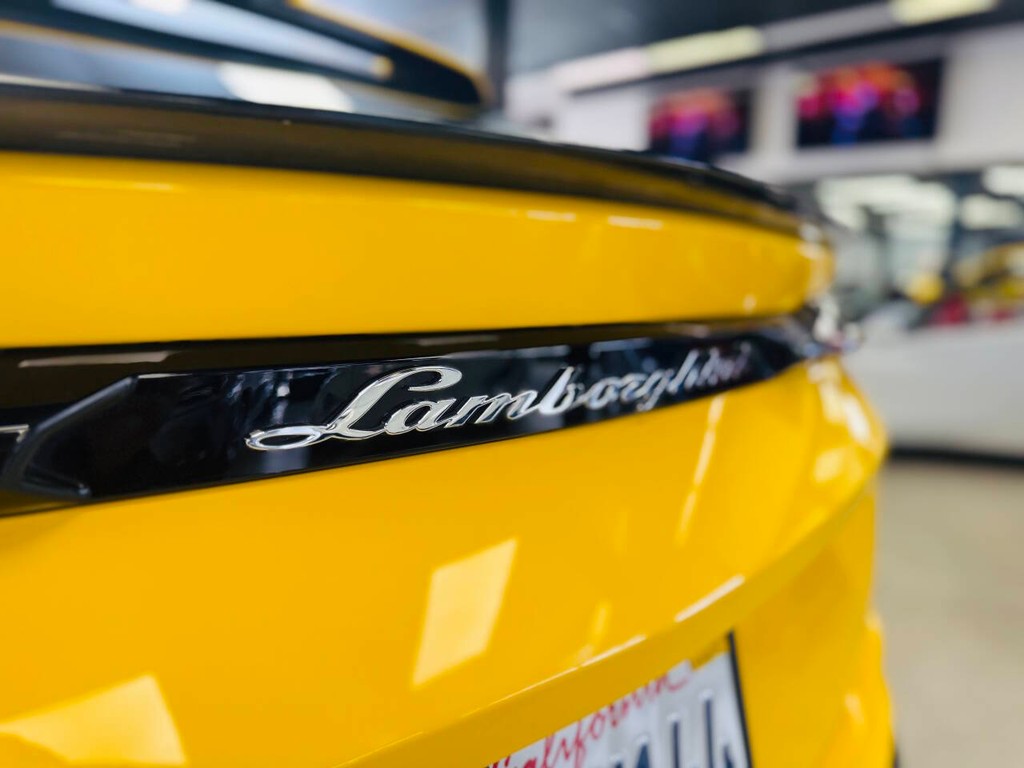 Lamborghini Urus Vehicle Full-screen Gallery Image 13