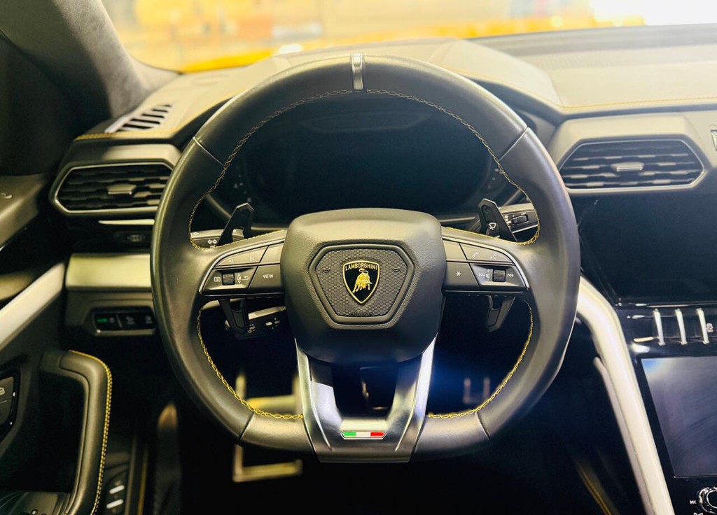 Lamborghini Urus Vehicle Full-screen Gallery Image 14