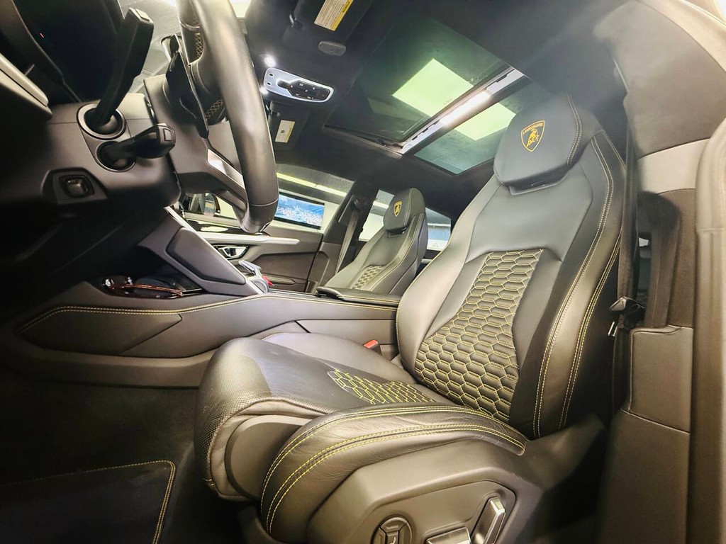 Lamborghini Urus Vehicle Full-screen Gallery Image 15