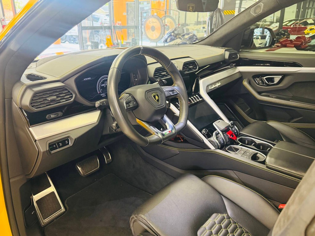 Lamborghini Urus Vehicle Full-screen Gallery Image 16
